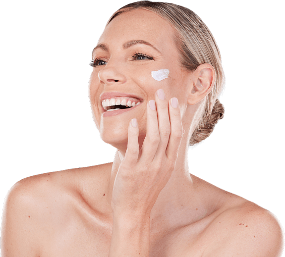Femeie care aplică crema regeneratoare Neocell